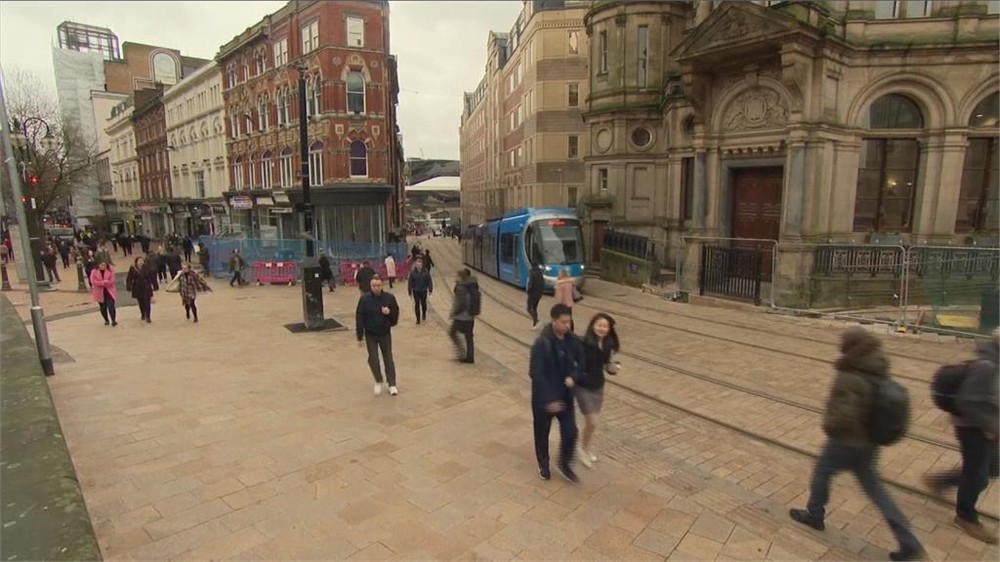 英國汽車協會呼籲人們短途出行不要開車,不妨“步行或騎車以省錢”。