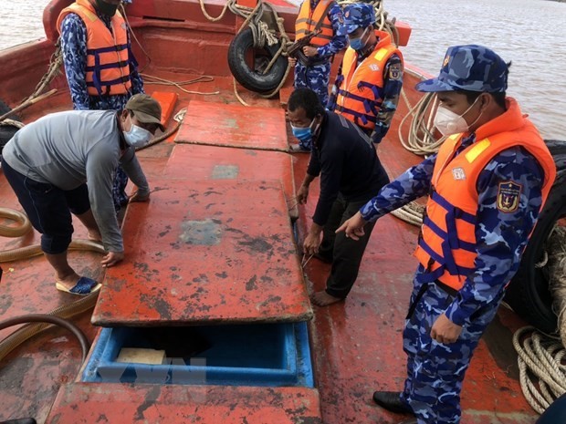 海警查獲兩艘船私運 13 萬公升柴油
