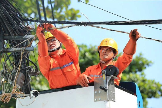 電力技術員檢查電力系統，以及時發現並修復技術故障或異常情況。