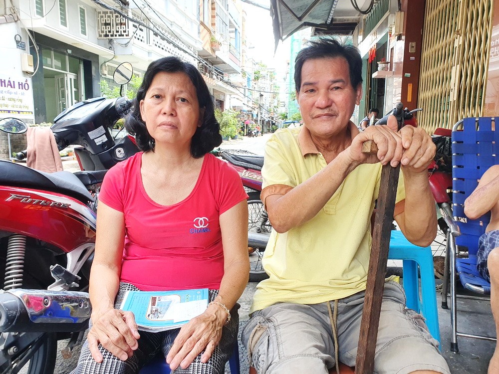 黎浩輝夫婦正等錢施手術。