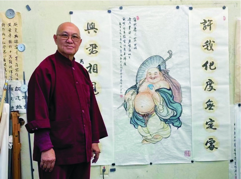 李雄風畫家與畫贈“西堤華人文化陳列室”的“布袋和尚圖”。