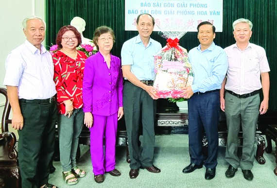 國家主席阮春福探望《西貢解放報》原總編輯楊仲逸 ảnh 4