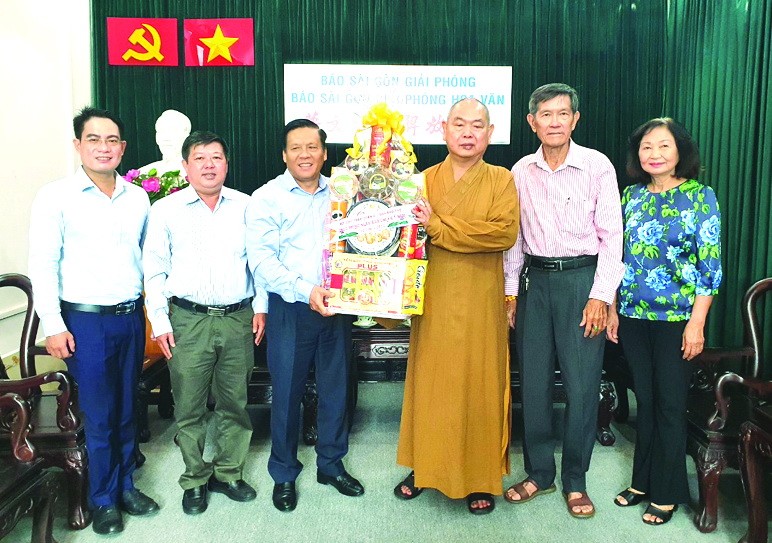 國家主席阮春福探望《西貢解放報》原總編輯楊仲逸 ảnh 5