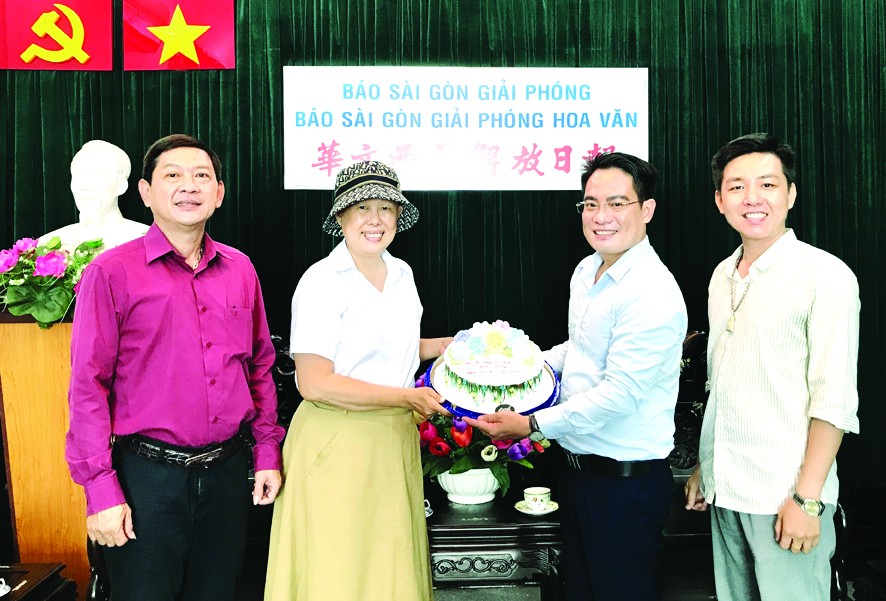 國家主席阮春福探望《西貢解放報》原總編輯楊仲逸 ảnh 9