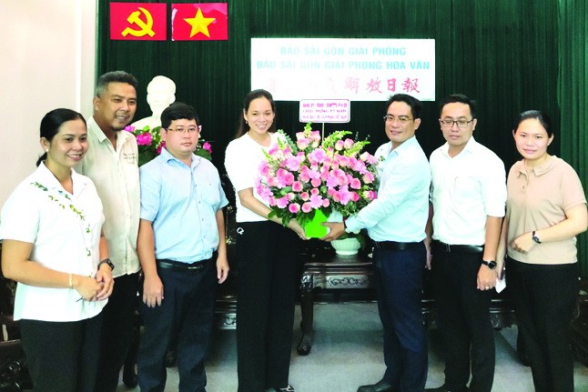 國家主席阮春福探望《西貢解放報》原總編輯楊仲逸 ảnh 8