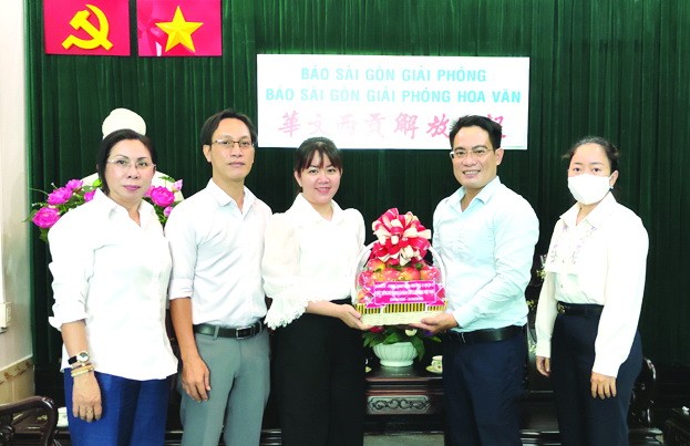 國家主席阮春福探望《西貢解放報》原總編輯楊仲逸 ảnh 7