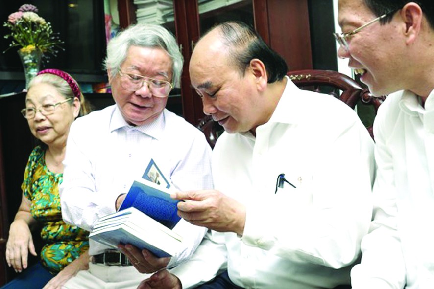 國家主席阮春福與楊仲逸同志親切交流。