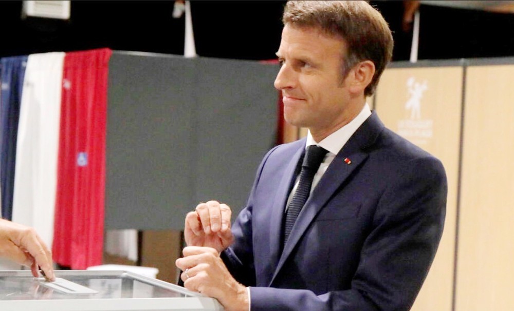 法國總統馬克龍在第二輪立法選舉時投票。