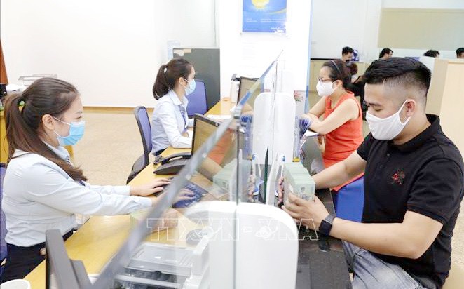 客戶在河內市黎太祖街8號的保越銀行進行交易。