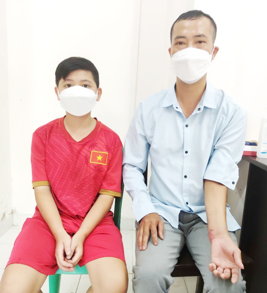 阮曰尾與兒子阮曰國映來報社求助。