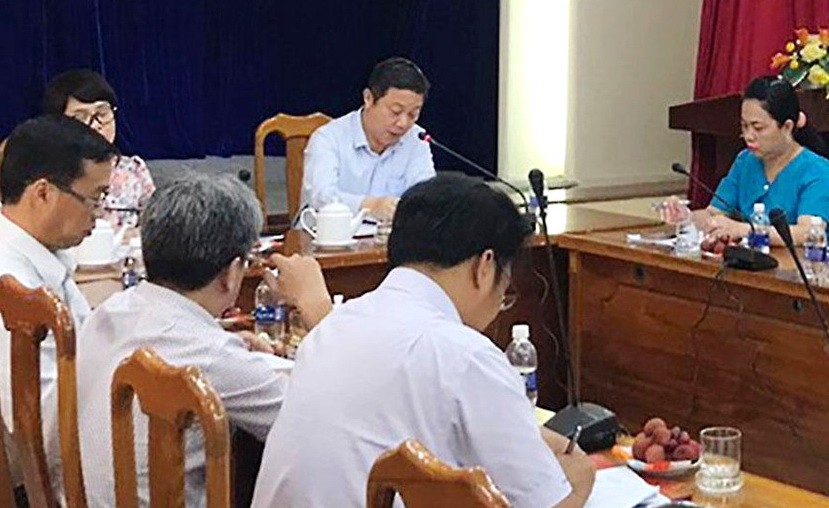 市人委會副主席楊英德主持與第五郡 的會議。