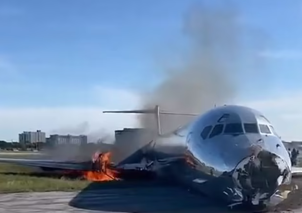 一架客機在美國邁阿密國際機場降落時起火