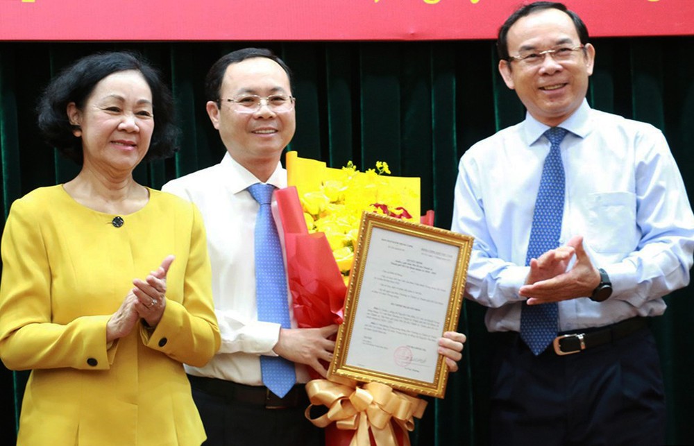 中央組織部長張氏梅與市委書記阮文年祝賀阮文孝同志(中)出任新任務。