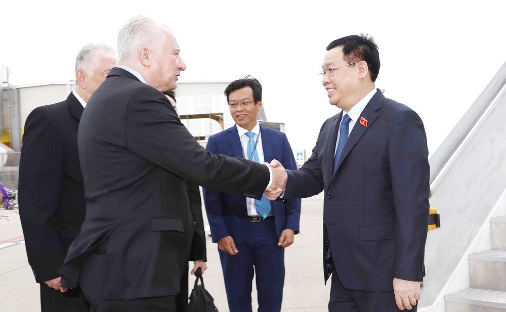匈牙利議會副議長伊什特萬‧雅各布到機場迎接國會主席 王廷惠一行。