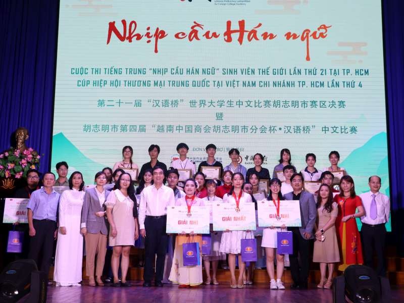 獲獎大學生與代表合照。