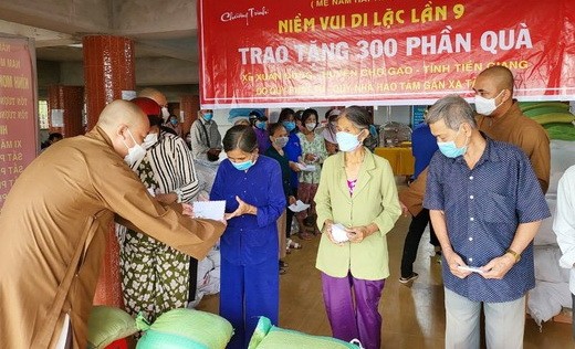 釋明福大德向前江省窮人派發慈善禮物。