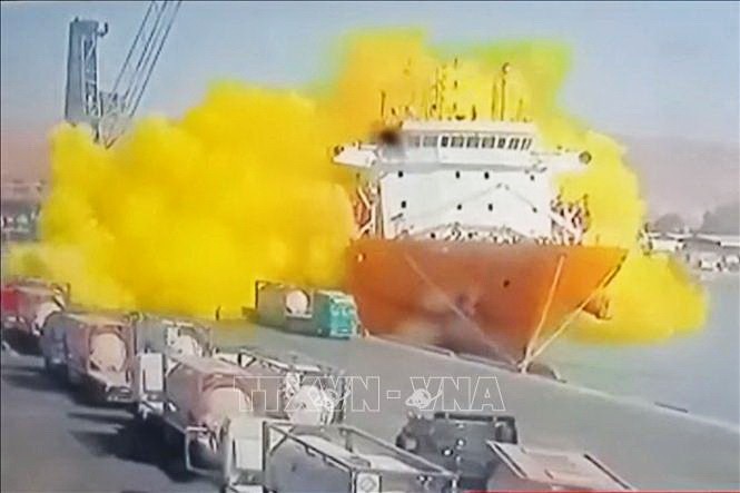 爆炸洩出大量黃色毒氣。
