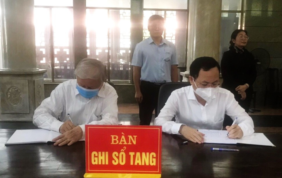 市領導在吊唁簿上留言。