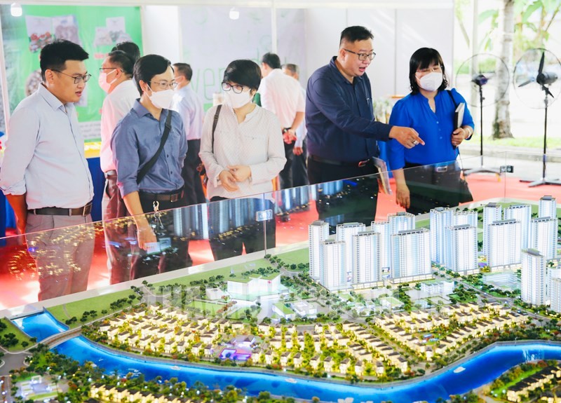 與會代表參觀芽皮縣發展規劃。