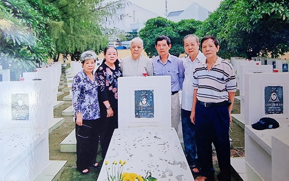 孫盛強同志（右二）與戰友拜祭烈士。