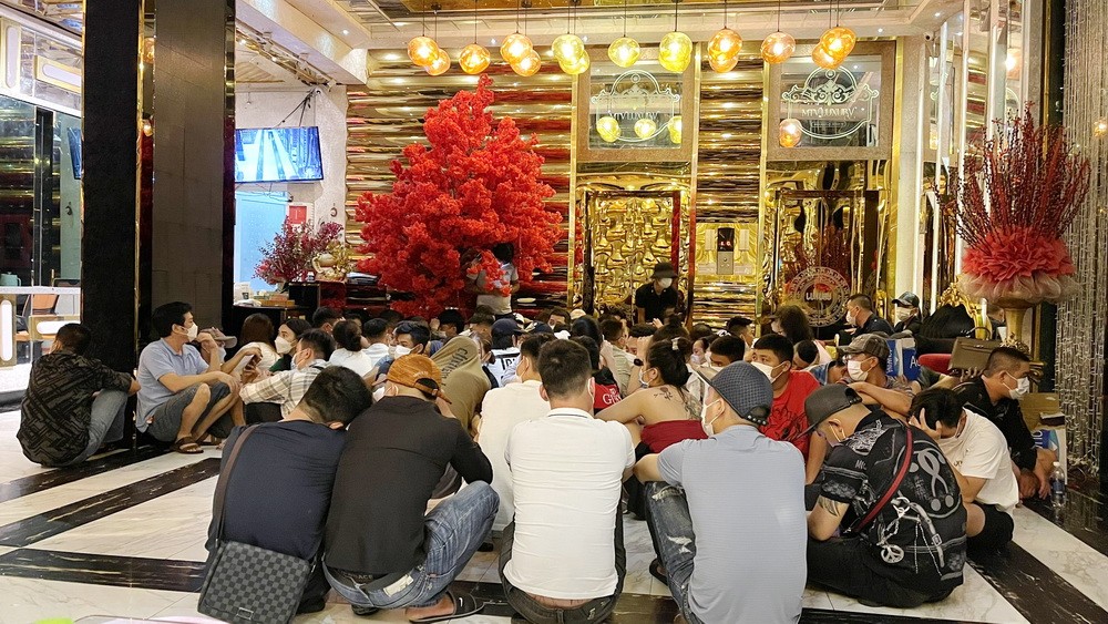 查獲卡拉OK店吸毒者 132 人