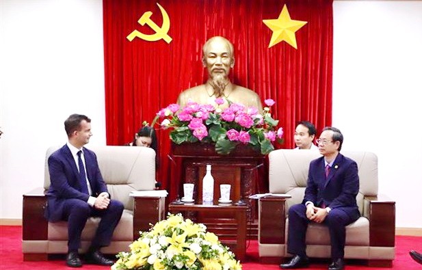 歐文‧德巴里亞秘書長近日與平陽省人委會領導人會晤。 