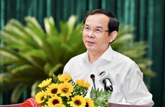 市委書記阮文年在會議上發表重要講話。