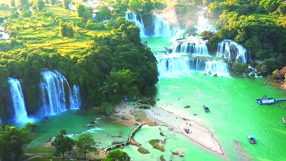 如詩似畫的板約瀑布。