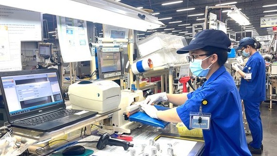 本市出口加工區的勞工在生產。