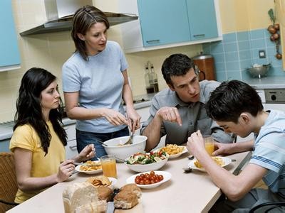 自2021年10月以來，大多數英國人降低了對食物品質的要求。圖源：互聯網