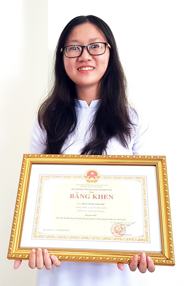 陳明英詩獲得教育與培訓部頒發 年 國家科技比賽一等獎的獎狀。
