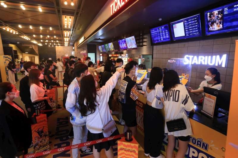 觀眾在電影院購買晚場的電影票。