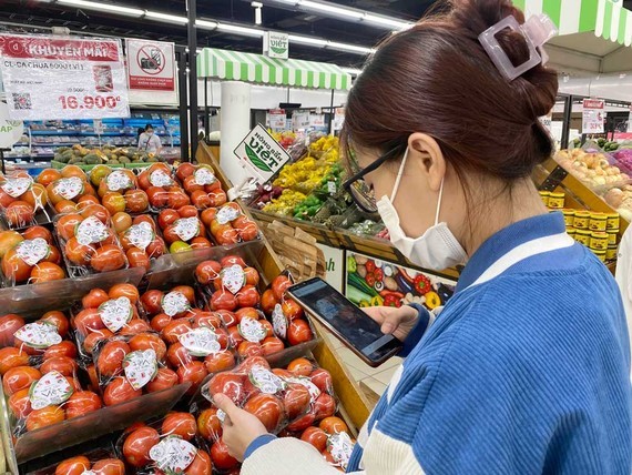 消費者使用智能手機追溯商品原產地。