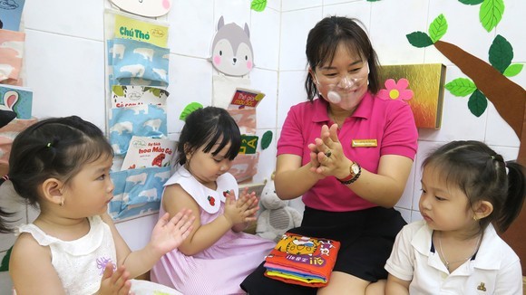 第三郡第四幼兒園的教員與孩子們一起參加某互動活動。