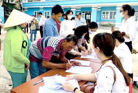 向民眾宣傳和諮詢關於不可降解塑料袋的危害影響。