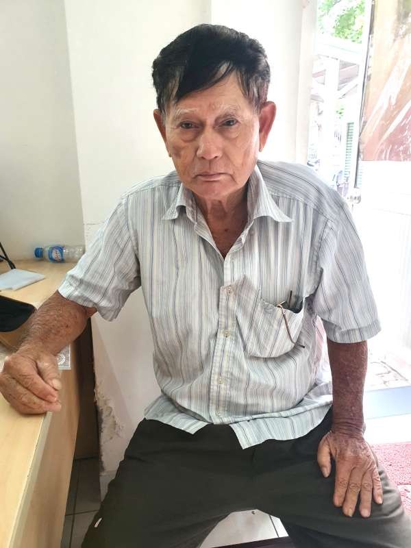 郭金向工作人員講述病情。