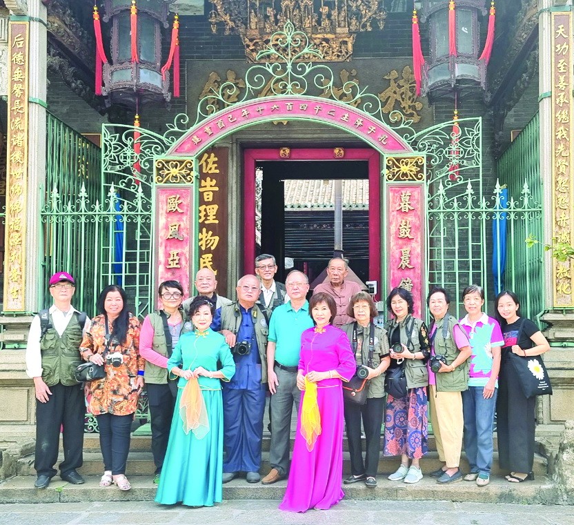 華人攝影分會與穗城會館理事長盧耀南合影。