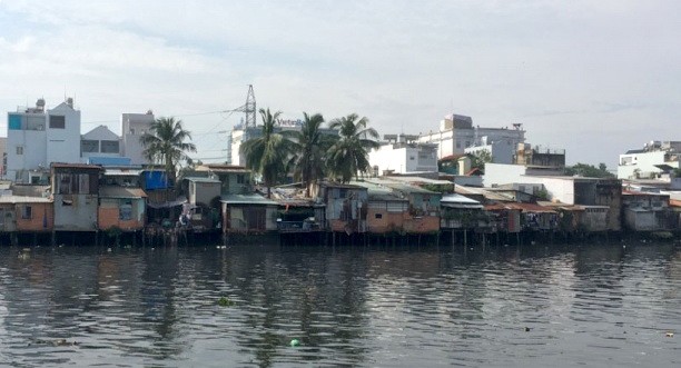 沿著河涌住房。