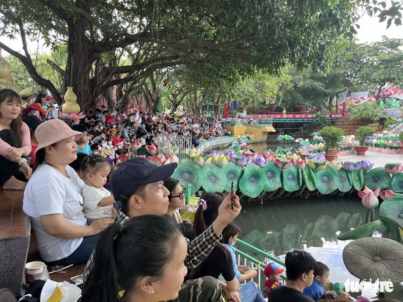 在每個週末，仙泉文化旅遊區已迎接大量遊客前往遊玩 娛樂。