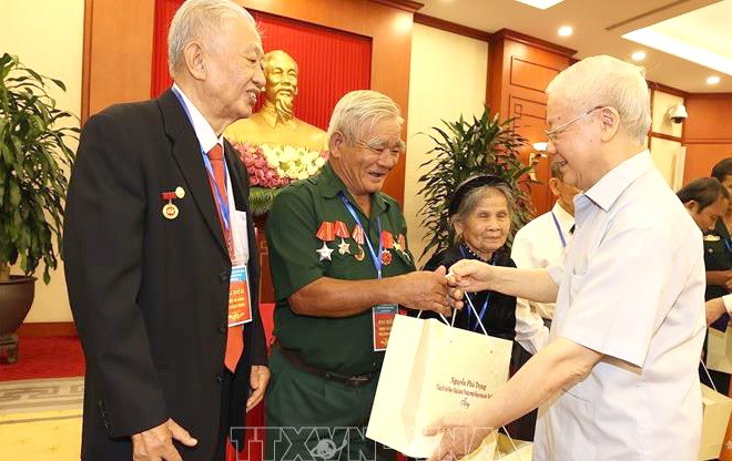 阮富仲總書記贈送禮物給越南英雄母親和對革命有功者。