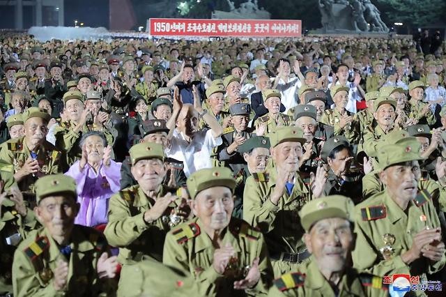朝中社2021年7月28日報道,第7屆全國老兵大會27日在平壤祖國解放戰爭勝利紀念塔前舉行。【圖片提供 韓聯社】