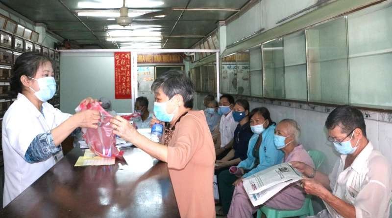 林麗水主席正為烈士家屬派發藥品。