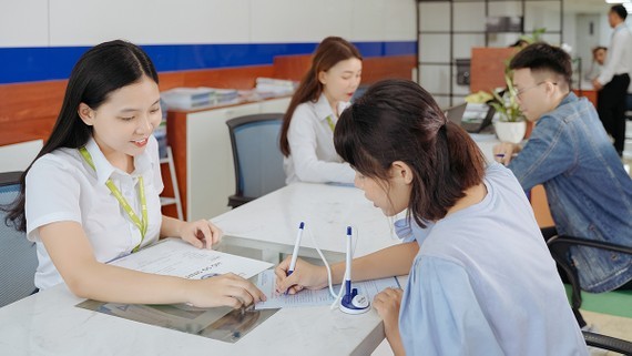 大學幹部為學生提供入學 諮詢。