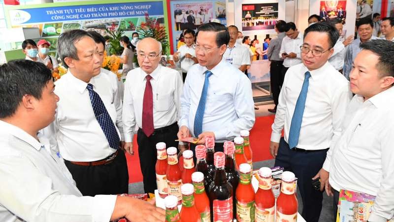 本市各位領導觀展。