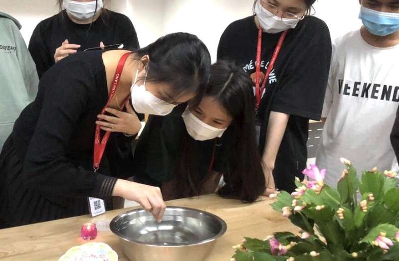 大學生專注玩“投針驗巧”遊戲。