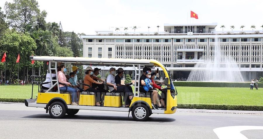 遊客乘電車參觀統一宮。