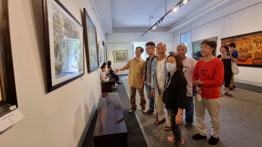 華人畫家前往參觀畫展。