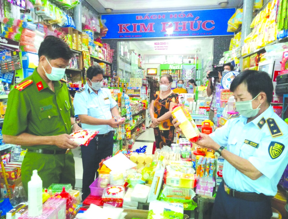 市場管理隊檢查商販標價事宜。