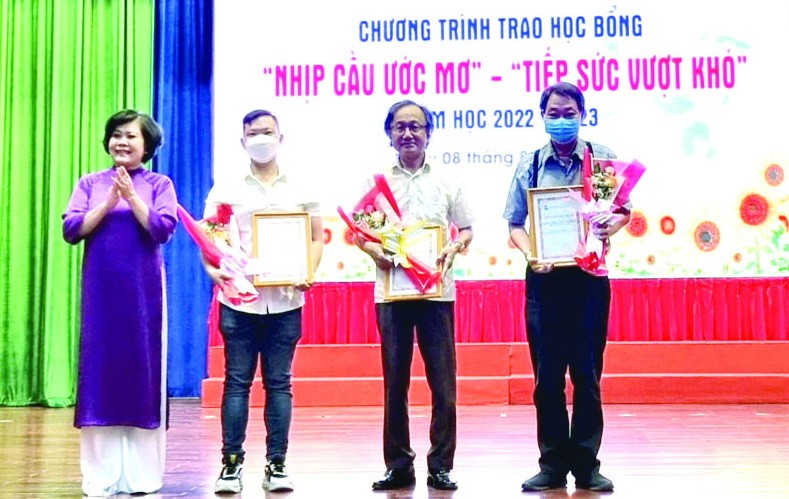 市人委會原副主席阮氏紅代表市慈善 婦女會向贊助單位頒發感謝狀。