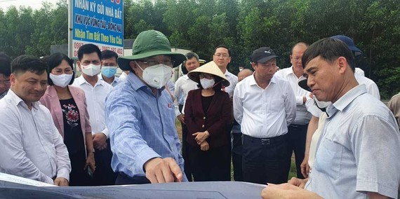 國會工作團於2022年5月視察邊和-頭頓高速公路項目。